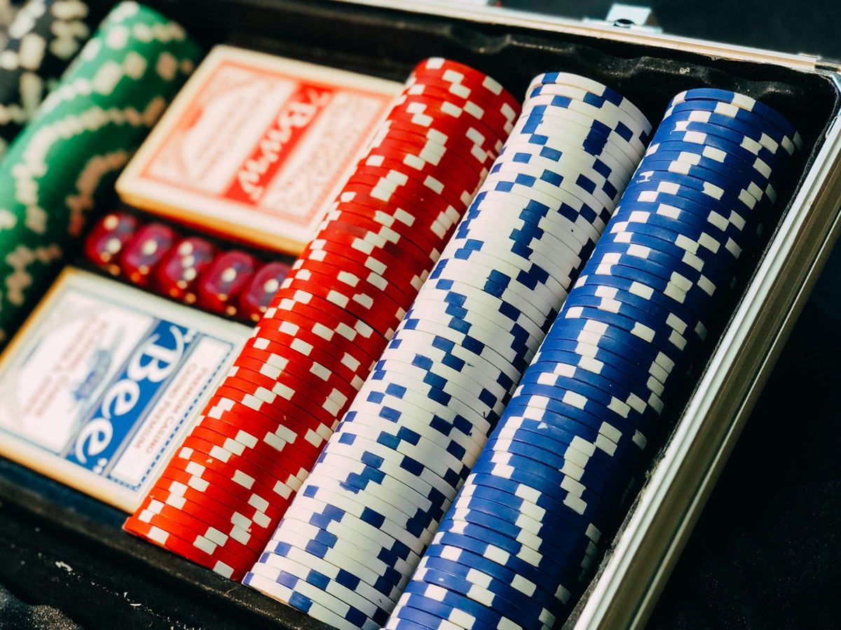 Kartu remi dan keping poker di atas meja