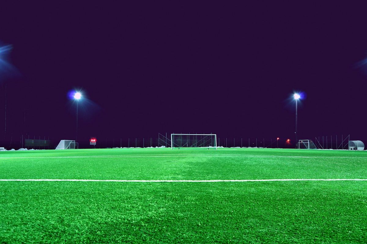 Bola sepak di atas lapangan hijau
