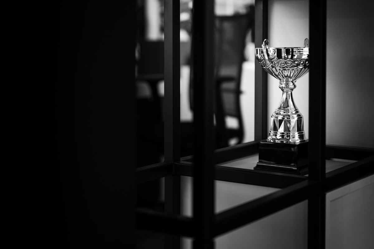 Piala juara di atas meja