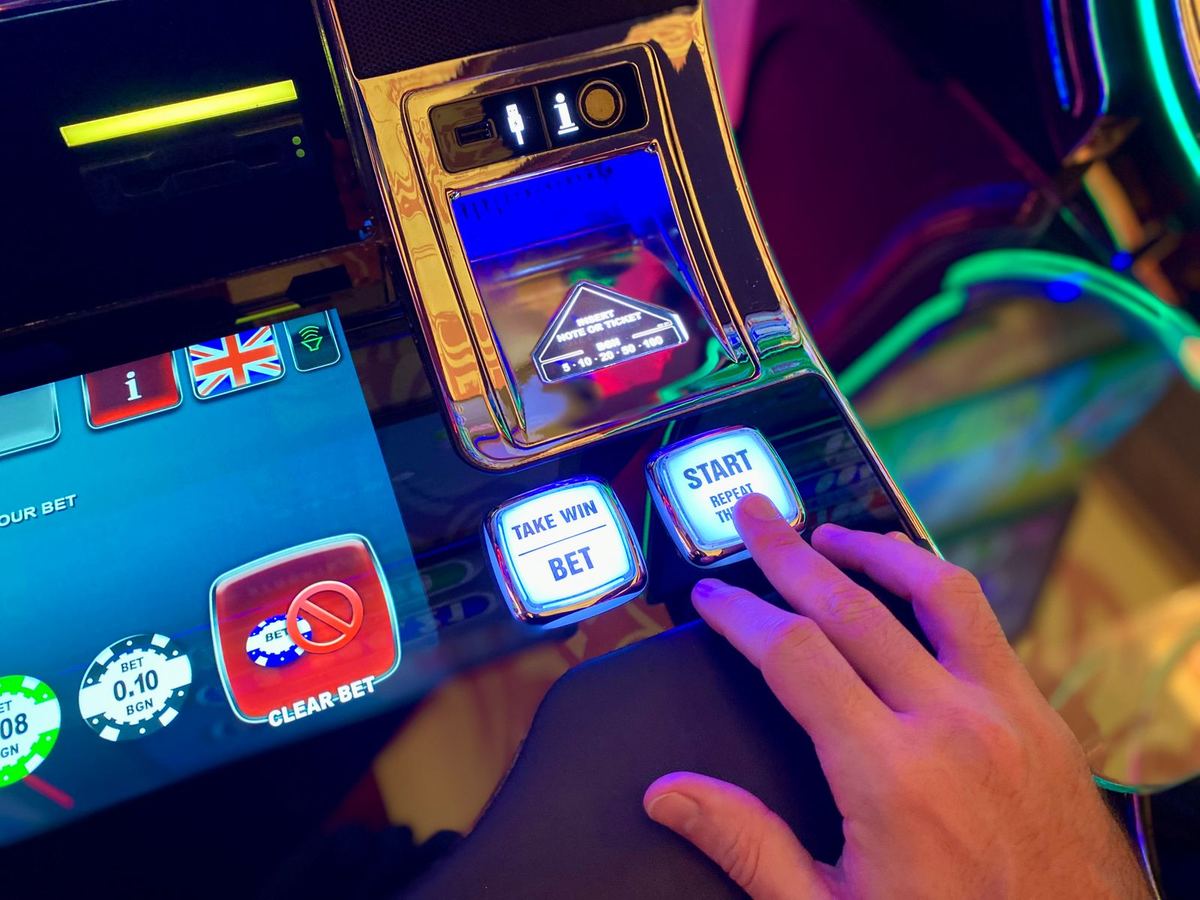 Gulungan mesin slot dengan simbol berwarna-warni