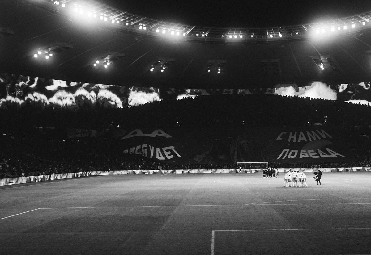 Suasana stadion sepak bola saat pertandingan